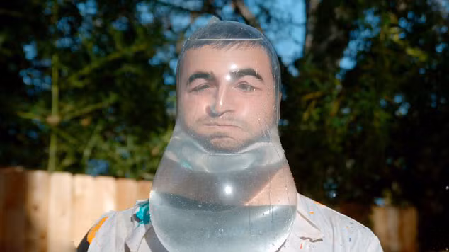 Daniel đã tiến hành cuộc thử thách đóng đầy nước vào bao cao su và đập nó lên đầu của mình, mục đích dường như là thử thách độ can đảm và sự dẻo dai của bao cao su.