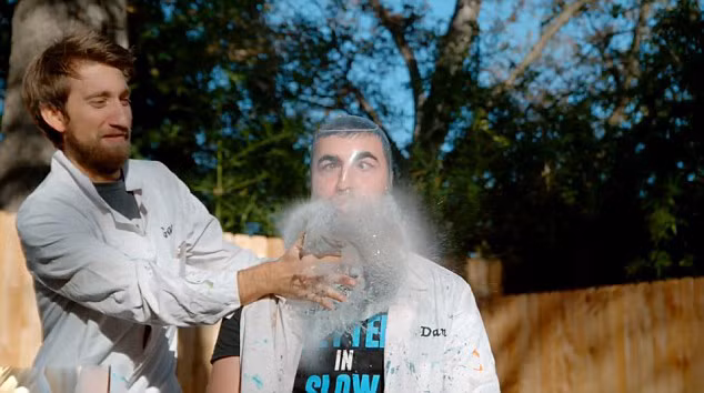 Họ đã sử dụng máy quay và ghi lại sự dẻo dai thần kỳ của bao cao su.