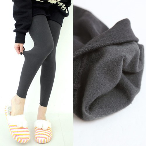 Bởi không thời tiết lạnh là điều kiện tốt nhất để vi khuẩn sinh sôi. Vấn đề về độ ẩm càng trở nên tồi tệ hơn bởi những chiếc quần bám khít da, nó có thể gây ra mụn trứng cá.