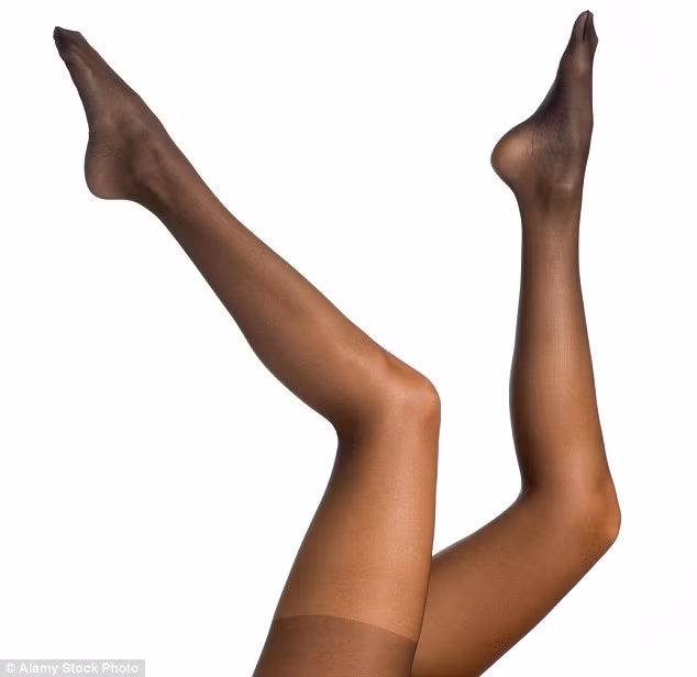 Do quần tất thường được dệt bằng sợi tổng hợp, bao gồm spandex và nylon. Các loại sợi này có tác dụng giữ ấm và nó cũng đồng thời giữ ẩm. Chính vì thế mà nó là môi trường hoàn hảo để vi trùng và nấm men phát triển.