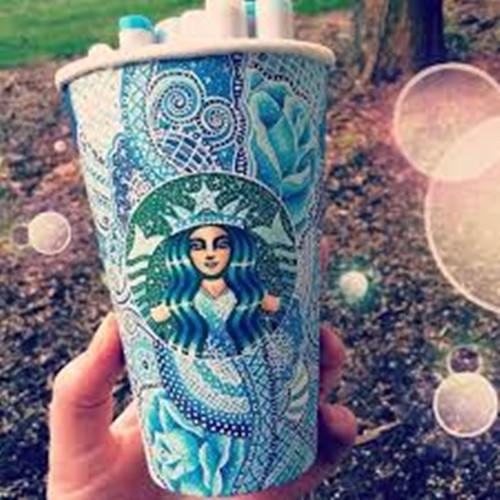 Cô Carrah Aldridge đã thu thập những cốc cà phê Starbucks mình đã từng uống và vẽ màu sắc sặc sỡ lên chúng.