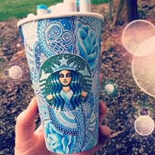 Cô Carrah Aldridge đã thu thập những cốc cà phê Starbucks mình đã từng uống và vẽ màu sắc sặc sỡ lên chúng.