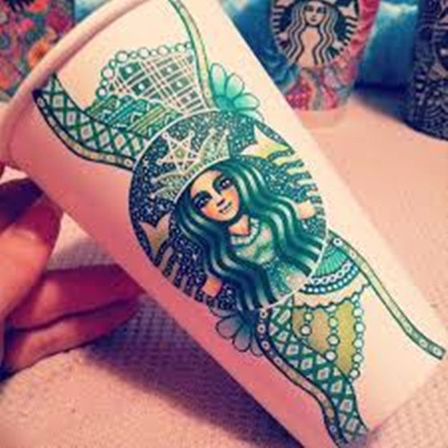 “Tôi lấy cảm hứng từ một nghệ sỹ khác, đã từng vẽ lên cốc cà phê. Tôi quyết định thử và không ngờ nó quá lôi cuốn và thú vị, càng làm càng có hứng”. Bây giờ tôi đang có một bộ sưu tập nhỏ.