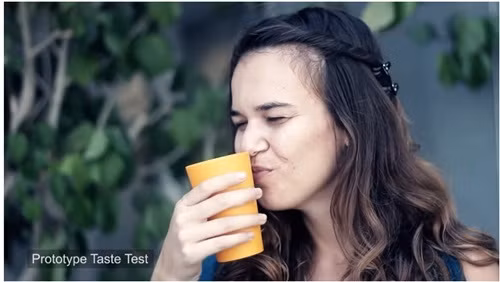 Người sáng tạo ra chiếc cốc, ông Isaac Lavi đã bị bệnh tiểu đường trong nhiều năm “Bác sỹ khuyên tôi tránh xa đường và chỉ nên uống nước lọc. Điều này quả thật rất khó bởi vì tôi ghét những cái gì không có mùi vị”.