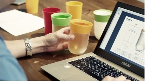 Chiếc cốc làm việc dựa trên nguyên lý tỏa mùi hương đến 80% từ các loại thực phẩm làm cho người uống bị ngập lụt trong khứu giác mà quên mất họ đang uống nước lọc nhạt nhẽo. Đặc biệt, cốc làm từ vật liệu BPA-free và bạn sẽ hoàn toàn yên tâm là sản phẩm nhựa sẽ không hại gì đến sức khỏe.