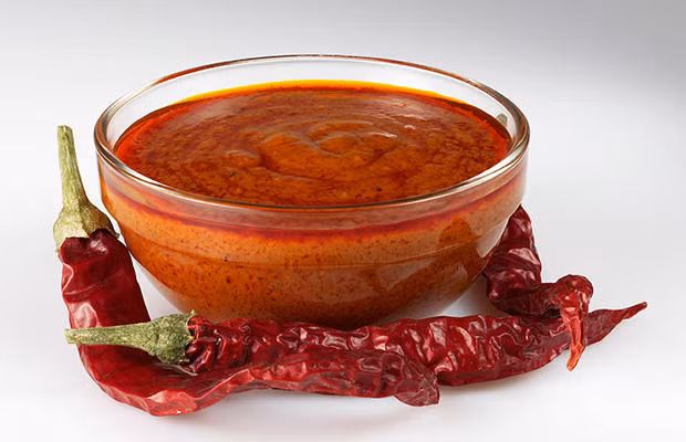 Bột ớt, tương ớt. Không cho ớt vào món ăn thì thật là thiếu vị. Tất cả các loại ớt chế biến sẵn đều có thể lưu trữ trong ngăn mát tủ lạnh mà không cần phải lo lắng về việc bảo quản sẽ mất dinh dưỡng hoặc nó là đồ chế biến có hại.