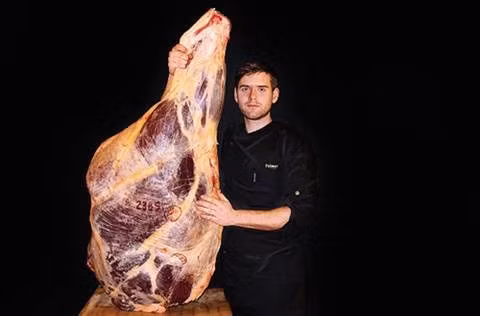 Anh Polmard cung cấp loại thịt bò đắt nhất và duy nhất trên thế giới, độ tuổi của nó đã trải qua vài thế hệ là ông nội và cha của anh đã nuôi vào năm 1990. Không khí lạnh đến -43 độ C được thổi vào con bò với vận tốc 120km/h làm cho thịt có thể lưu trữ mãi mãi. Nó sẽ không bị thối rữa và tươi ngon vô thời hạn.