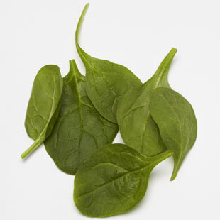 Rau lá xanh như rau chân vịt, cải xoăn chứa nhiều magiê, một khoáng chất tối quan trọng để giảm thiểu stress. Thiếu chất magiê là một trong những nguyên nhân khiến bạn dễ bị trầm cảm hơn. Ngoài rau lá xanh, bạn có thể bổ sung magiê từ các loại đậu và gạo lức.