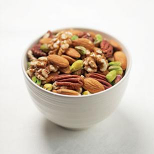 Các loại hạt, quả hạch như hạt dẻ cười, hạnh nhân... cung cấp nhiều Vitamin B và Kali tốt cho thần kinh, làm giảm cảm giác stress. Ngoài ra, hạt dẻ cười chứa potassium giúp giảm huyết áp và bệnh tim mạch.