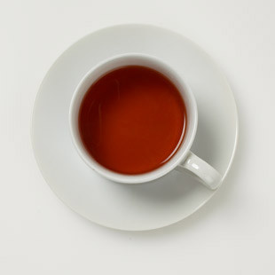 Không chứa nhiều cafeine như trà đen hay trà xanh, trà thảo dược có tác dụng làm dịu hệ thần kinh và hỗ trợ tiêu hóa. Một nghiên cứu của Đại học College London chỉ ra những người thường xuyên uống trà thảo dược có nồng độ hóc-môn cortisol thấp hơn so với người không uống.