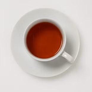 Không chứa nhiều cafeine như trà đen hay trà xanh, trà thảo dược có tác dụng làm dịu hệ thần kinh và hỗ trợ tiêu hóa. Một nghiên cứu của Đại học College London chỉ ra những người thường xuyên uống trà thảo dược có nồng độ hóc-môn cortisol thấp hơn so với người không uống.