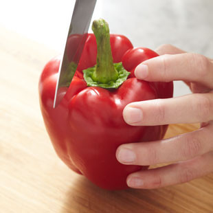 Ớt chuông có hàm lượng Vitamin C cao gấp 2 lần cam. Một số nghiên cứu cho thấy, bổ sung Vitamin C có tác dụng giảm căng thẳng trước khi bắt đầu những công việc nhiều áp lực như thi cử, thuyết trình... 