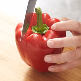 Ớt chuông có hàm lượng Vitamin C cao gấp 2 lần cam. Một số nghiên cứu cho thấy, bổ sung Vitamin C có tác dụng giảm căng thẳng trước khi bắt đầu những công việc nhiều áp lực như thi cử, thuyết trình... 