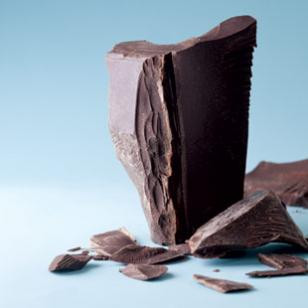 Socola đen là thực phẩm nhiều năng lượng, có chứa 70% là ca cao và giúp đầu óc tỉnh táo hơn. Một thanh socola đen mỗi ngày làm giảm lượng hóc-môn cortisol, từ đó hạn chế hiệu quả nguy cơ bệnh cao huyết áp, đường huyết cao.