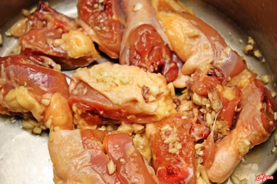 Ngoài ra ướp rượu cũng thịt gà vịt cũng giúp thịt tươi màu, không mất dinh dưỡng khi bảo quản trong tủ lạnh, nếu chưa chế biến được ngay.