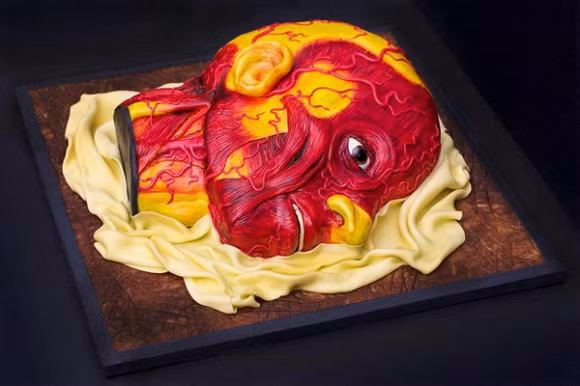 Mẫu bánh này lại thể hiện rất rõ từng đường huyết mạch vùng cổ, sọ não con người.