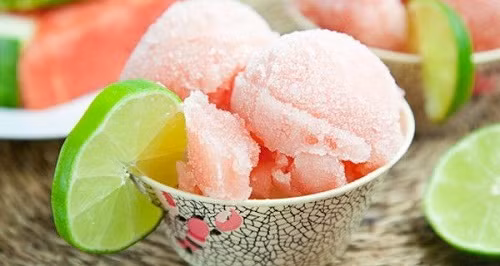  Món kem bưởi đào bạc hà tươi. Nguyên liệu món giải khát từ bạc hà cho 5 người ăn: 5 quả bưởi đào, 200g đường, 100ml nước, 1 bó lá bạc hà tươi.