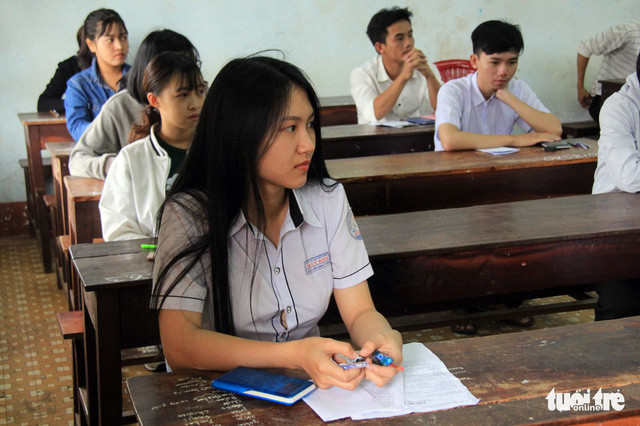 Thí sinh phố núi Buôn Ma Thuột, Đắk Lắk dự thi môn toán chiều 25/6.