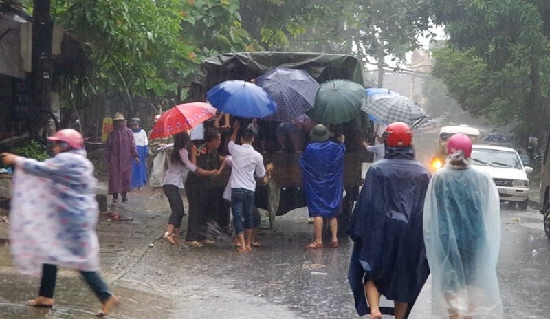 Tiếp bước các thí sinh vượt lũ đến trường thi.