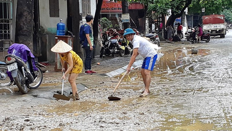 Người dân tổ 2, 3, 4 phường Ngọc Hà (TP Hà Giang) khắc phục hậu quả sau khi nước rút