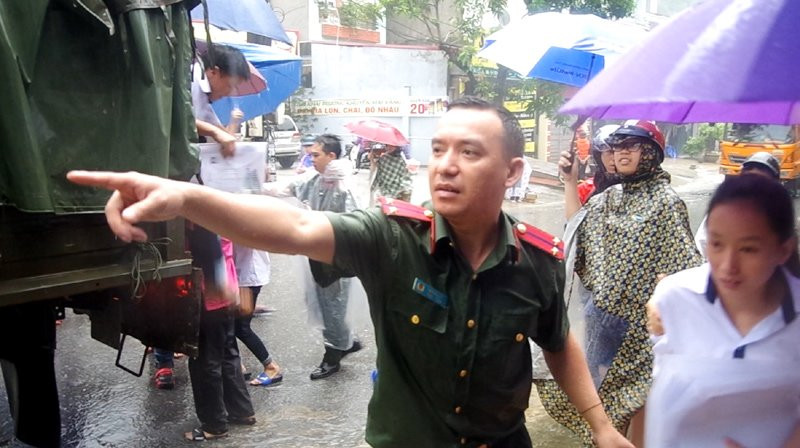 Ngành chức năng hỗ trợ các thí sinh khẩn trương đến điểm thi đúng giờ.