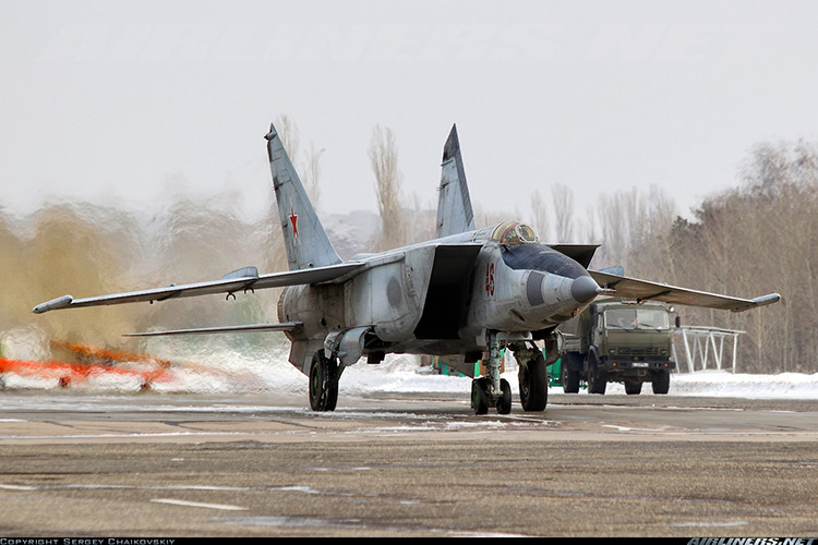 Tiêm kích đánh chặn MiG-25 do Cục thiết kế Mikoyan-Gurevich nghiên cứu, phát triển. Nó cũng là thành tựu sau cùng của nhà thiết kế lừng danh Mikhail Gurevich trước khi nghỉ hưu. Nó được sản xuất với số lượng 1.186 chiếc từ 1964-1984. Nguồn ảnh: Airlines.net