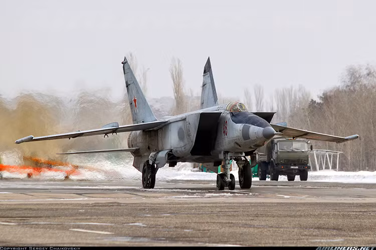 Tiêm kích đánh chặn MiG-25 do Cục thiết kế Mikoyan-Gurevich nghiên cứu, phát triển. Nó cũng là thành tựu sau cùng của nhà thiết kế lừng danh Mikhail Gurevich trước khi nghỉ hưu. Nó được sản xuất với số lượng 1.186 chiếc từ 1964-1984. Nguồn ảnh: Airlines.net