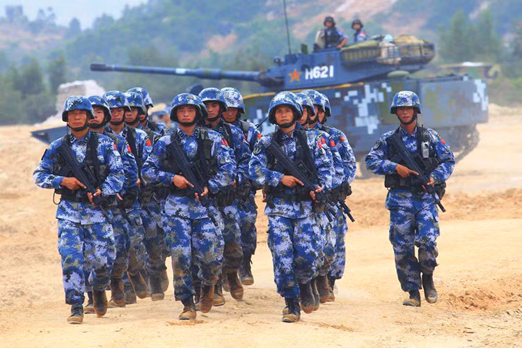 Trang quân sự Army Recognition dẫn đánh giá của các nhà phân tích quân sự hành đầu cho thấy, lực lượng Hải quân Đánh bộ (HQĐB) Trung Quốc đang xu hướng tăng cường hiện đại hóa trang bị nhanh hơn trong những năm trở lại gần đây, trong đó tập trung khá nhiều vào việc mua sắm các trang thiết bị quân sự hỗ trợ tác chiến đổ bộ đường biển như tàu đổ bộ cỡ lớn, hay xe bọc thép lội nước. Nguồn ảnh: Sohu.
