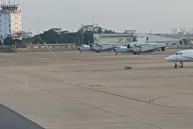 Dựa trên những hình ảnh được ghi lại bãi đỗ máy bay tại sân bay Đà Nẵng, đã có xuất hiện của ít nhất hai chiếc máy vận tải quân sự Grumman C-2 Greyhound, vốn là trang bị tiêu chuẩn trên các tàu sân bay của Hải quân Mỹ. Hình ảnh hai chiếc C-2 đậu tại sân bay Đà Nẵng.