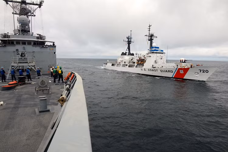 Hamilton là lớp tàu tuần duyên lớn nhất của Mỹ trong những năm 1960. Lớp tàu này dài 115m, ngang rộng nhất 13m, mớn nước 4,6m, lượng choán nước 3.250 tấn, tầm hoạt động 22.530 km. Thủy thủ đoàn của lớp tàu này là 167 người và có dự trữ hành trình 45 ngày trên biển. Nguồn ảnh: dvidshub.