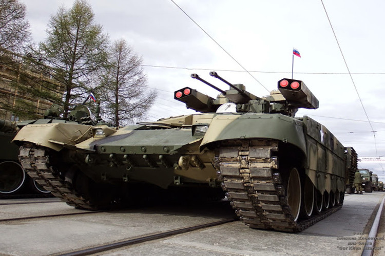 Cách người Nga phân bố BMPT trên chiến trường cũng khá đặc biệt, khi cứ hai chiếc BMPT sẽ đi kèm một xe tăng chiến đấu chủ lực lấy ví dụ ở đây là T-14 Armata, đó là ở điều kiện tác chiến ở môi trường thông thường. Còn ở môi trường tác chiến đô thị con số này sẽ đảo ngược lại là hai chiếc T-14 Armata đi kèm một chiếc BMPT. Đội hình trên được xây dựng dựa trên các tính toán lẫn thống kê của Quân đội Nga về điểm mặt và yếu của một chiếc xe tăng khi phải hoạt động ở nhiều môi trường tác chiến khác nhau. Nguồn ảnh: gurkhan.blogspot.