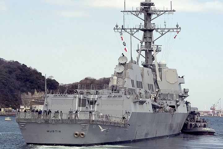 Tàu khu trục Mustin chở được 2 trực thăng SH-60 Sea Hawk. Tàu được trang bị tên lửa Tomahawk, ngư lôi, pháo, và súng máy. Tốc độ tối đa của tàu Mustin là 56km/h. Ảnh: Wikimedia.