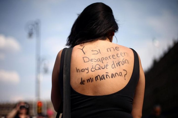 Một phụ nữ tham gia biểu tình đòi công lý cho các nạn nhân nữ của tình trạng bạo lực lan tràn tại Mexico. Dòng chữ ghi trên lưng cô có nội dung: "Nếu tôi biến mất ngày hôm nay, họ sẽ nói gì về tôi ngày mai?".