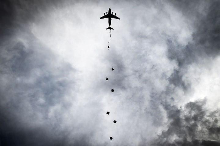 Lính dù Mỹ tập trận đổ bộ tấn công xuống bãi đáp Malemute tại căn cứ Elmendorf-Richardson.