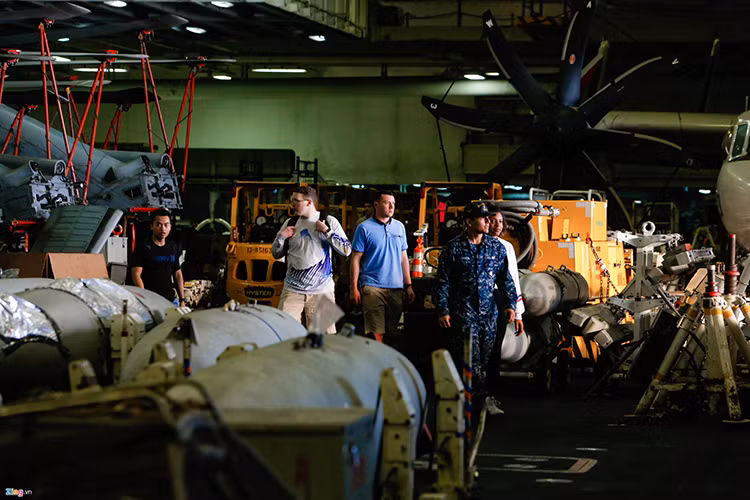 Còn đây là bên trong nhà chứa máy bay và vũ khí trên tàu USS Carl Vinson, trên thực tế không phải lúc nào tất cả số máy bay mà một tàu sân bay có thể mang theo cũng được đặt trên boong tàu và một phần trong số đó sẽ để bên trong nhà chứa máy bay. Nguồn ảnh: Zing News.