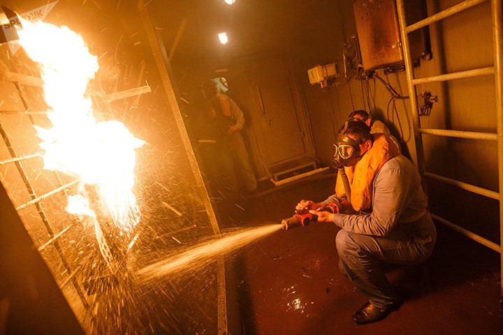 Các thủy thủ của tàu ngầm Stary Oskol diễn tập tại căn cứ hải quân Novorossiysk.