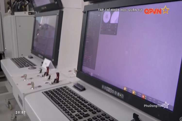 Bộ mã nguồn và phần mềm của hệ thống chiến đấu này được các cán bộ nghiên cứu của Viện Kỹ thuật Hải quân khai tác làm chủ và xây dựng các hệ thống mói trên nền tảng của công nghệ tích hợp. Nguồn ảnh: QPVN.