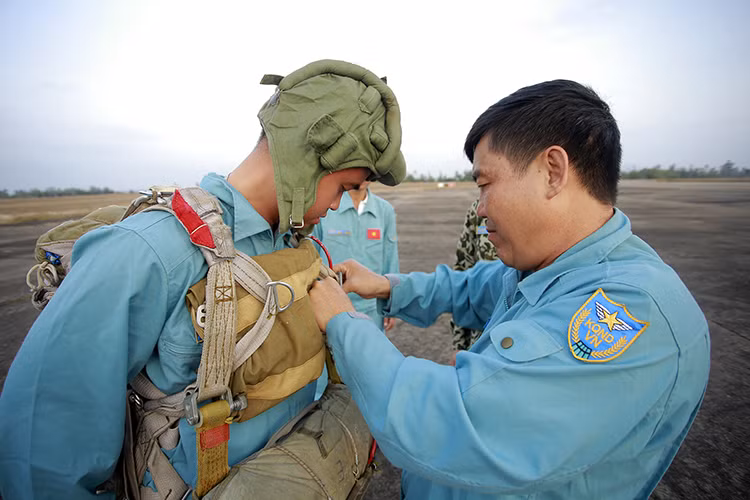 Chỉ huy đơn vị tỷ mỷ chỉnh sửa từng nút buộc cho các chiến sĩ