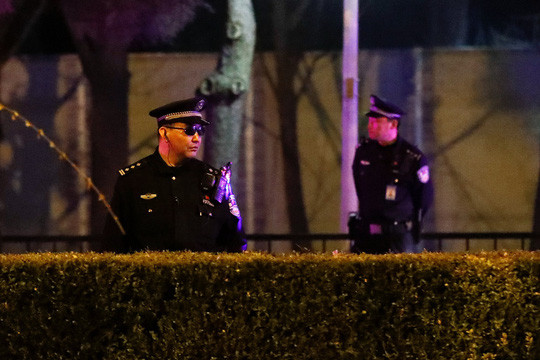 Lực lượng an ninh Trung Quốc được trang bị cả xe bọc thép bảo vệ bên ngoài nhà khách quốc gia Điếu Ngư Đài. Ảnh: Reuters