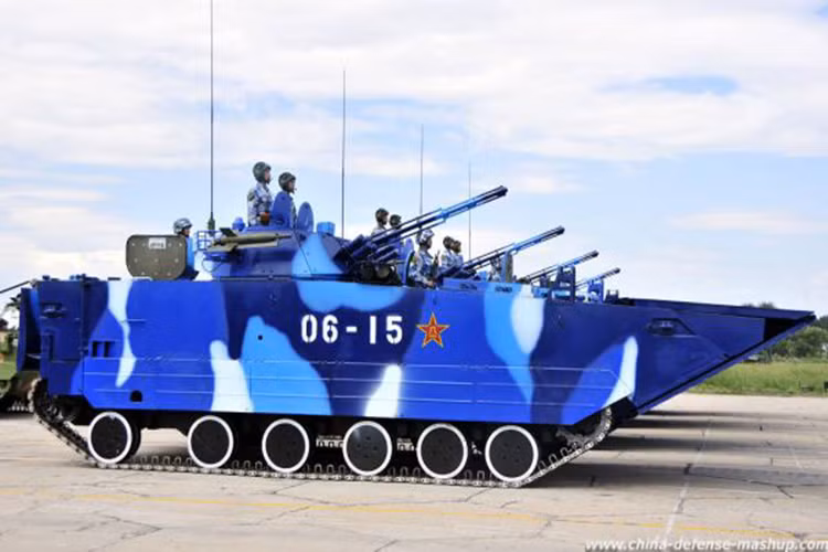 Việc phát triển và sản xuất dòng xe bọc thép lội nước ZBD2000 là một phần quan trọng trong nỗ lực rộng lớn của Quân đội Trung Quốc nhằm phát triển khả năng tấn công đổ bộ đường biển ở mức kém hiện tại lên một quy mô lớn hơn đáp ứng được yêu cầu chiến lược phát triển của lực lượng này. Nguồn ảnh: Army Recognition.