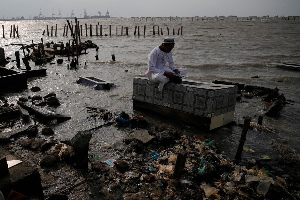 Indonesia đang chìm dần. Theo các nhà thủy văn học, thủ đô Jakarta chỉ còn một thập kỷ nữa để được cứu. Viễn cảnh xấu nhất là khu vực phía bắc thành phố với hàng triệu cư dân sẽ chìm xuống dưới nước cùng phần lớn nền kinh tế Indonesia.