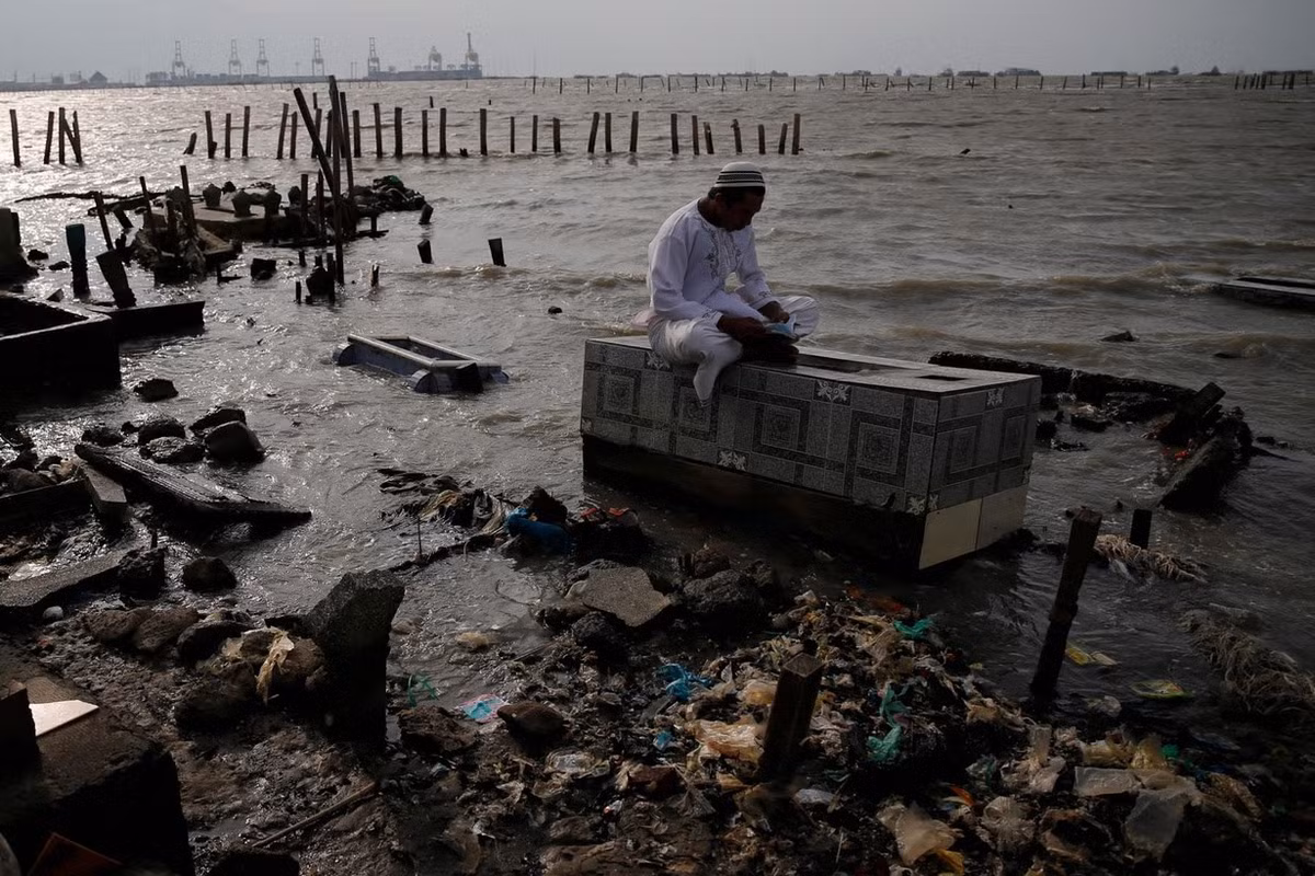 Indonesia đang chìm dần. Theo các nhà thủy văn học, thủ đô Jakarta chỉ còn một thập kỷ nữa để được cứu. Viễn cảnh xấu nhất là khu vực phía bắc thành phố với hàng triệu cư dân sẽ chìm xuống dưới nước cùng phần lớn nền kinh tế Indonesia.