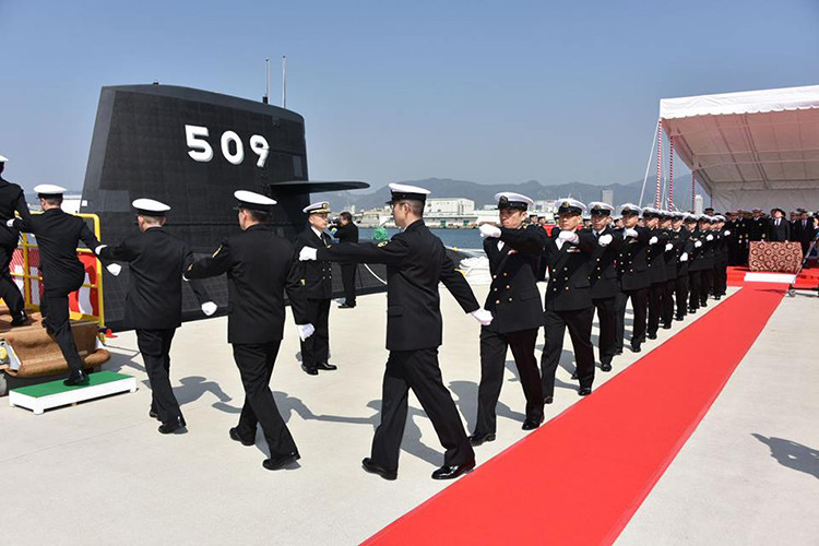 Hình ảnh thủy thủ đoàn tàu ngầm Seiryū di chuyển lên trên boong tàu trong buổi lễ nhập biên hôm 12/3 vừa qua. Nguồn ảnh: JMSDF.