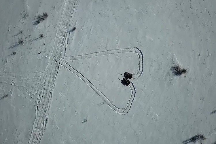 Hình dáng của trái tim trên khi nhìn từ trên cao, nó khá cân đối nhất là được “vẽ” nên bằng bánh xích xe tăng. Nguồn ảnh: Bộ Quốc phòng Nga.