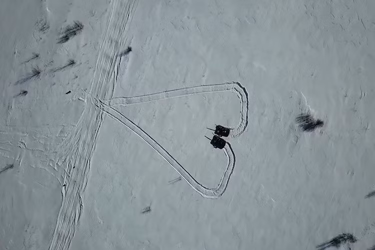 Hình dáng của trái tim trên khi nhìn từ trên cao, nó khá cân đối nhất là được “vẽ” nên bằng bánh xích xe tăng. Nguồn ảnh: Bộ Quốc phòng Nga.