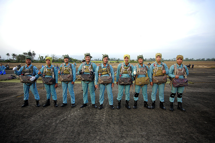 Mọi việc đã sẵn sàng, toàn đội thể hiện quyết tâm hoàn thành nhiệm vụ.