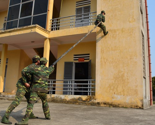 Dùng sào đẩy leo lên nhà cao tầng. Nguồn ảnh: QĐND.