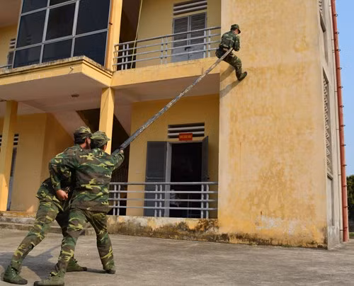 Dùng sào đẩy leo lên nhà cao tầng. Nguồn ảnh: QĐND.