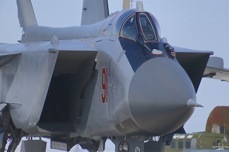 Hiện tại chỉ có duy nhất các chiến đấu cơ MiG-31 của Không quân Nga mới có đủ khả năng triển khai Kinzhal, tuy nhiên trong tương lai gần nhiều khả năng vai trò này sẽ được mở rộng sang cả các máy bay ném bom chiến lược của nước này. Nguồn ảnh: Bộ Quốc phòng Nga.