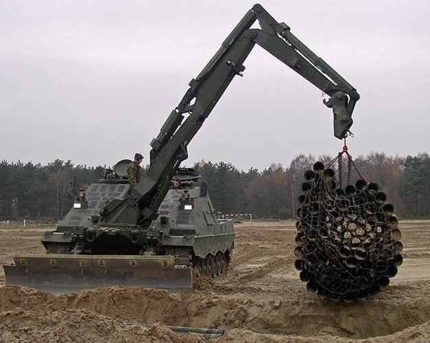 Chiến xa công binh này cũng có hệ thống đánh dấu làn đường an toàn và có thể được gắn thêm hệ thống gây nổ bằng điện từ (đề rà phá bom mìn).